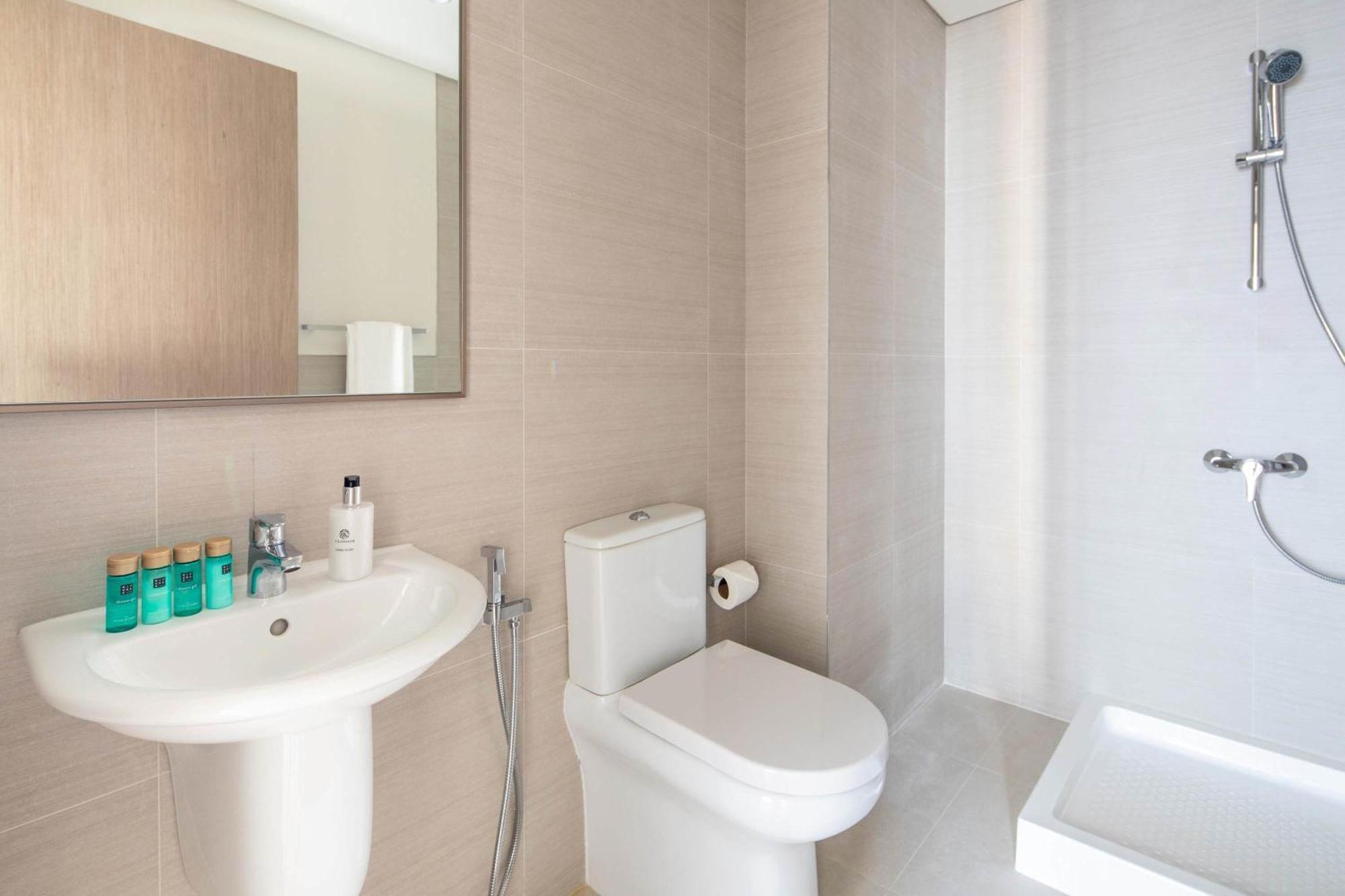 Frank Porter - Grande Signature Residences Apartment Dubai