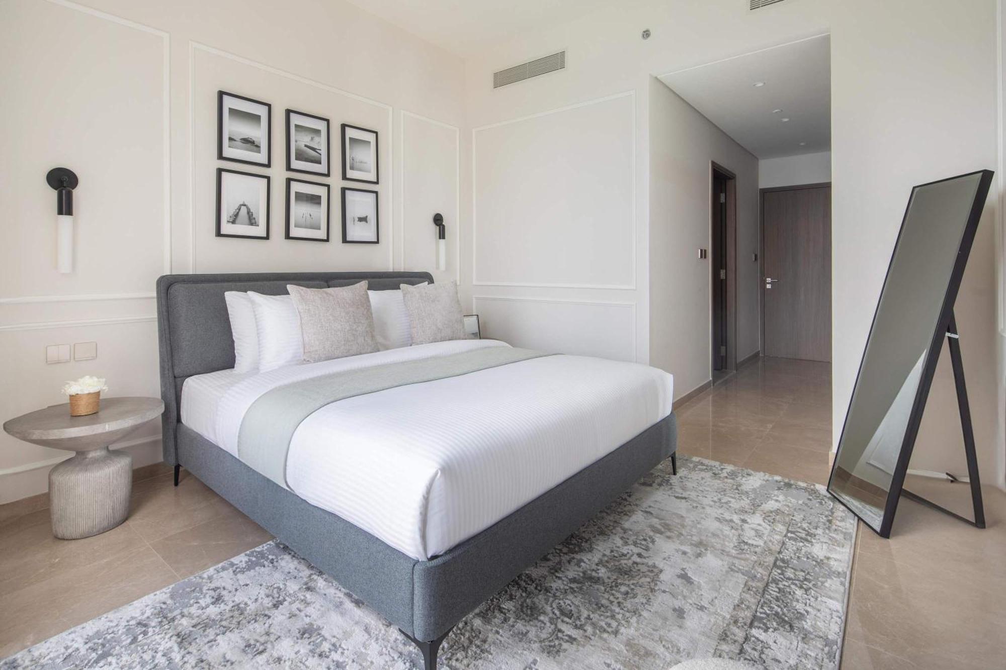 Frank Porter - Grande Signature Residences Apartment Dubai